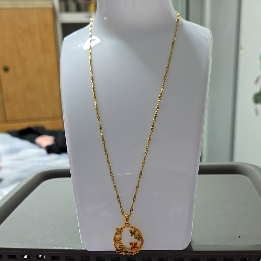 Gold Pendant Necklace